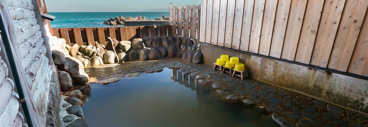 海と波音に抱かれる、東伊豆・大川の露天風呂「磯の湯」