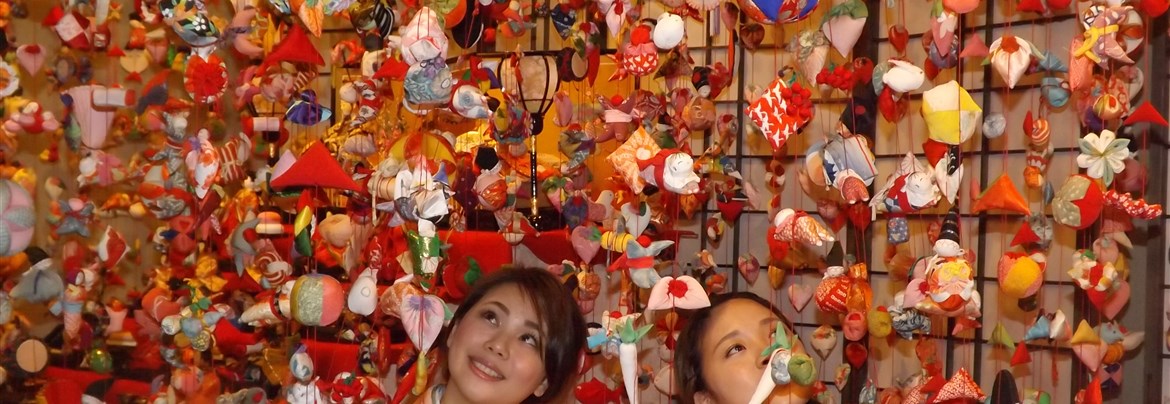 稲取文化公園で楽しむ早春：雛の足湯、つるし飾り、しだれ花桃