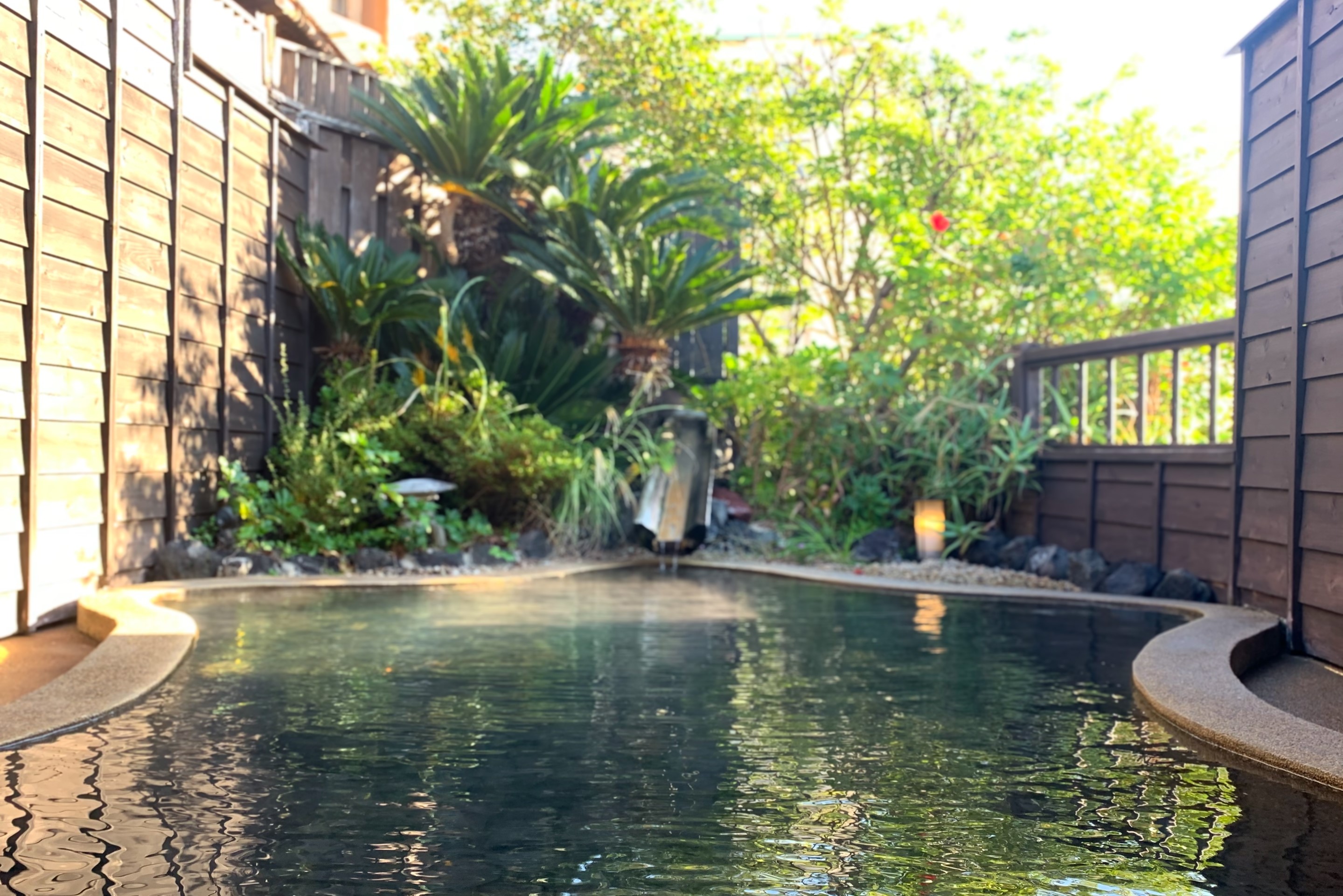 6つの貸切露天を湯めぐり 熱川『湯花満開』で大人のふたり旅